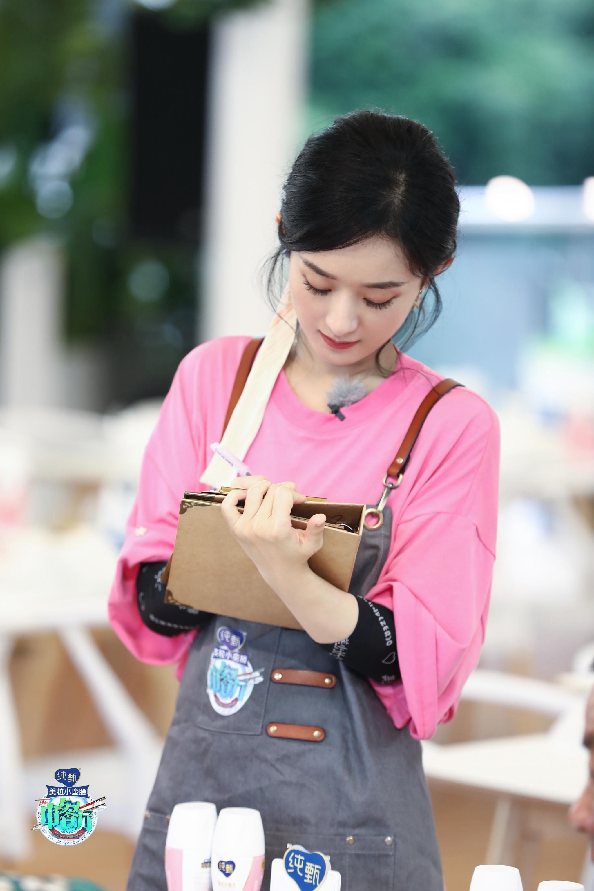 《中餐厅4》赵丽颖化身田螺姑娘 优质贴心服务连连获赞