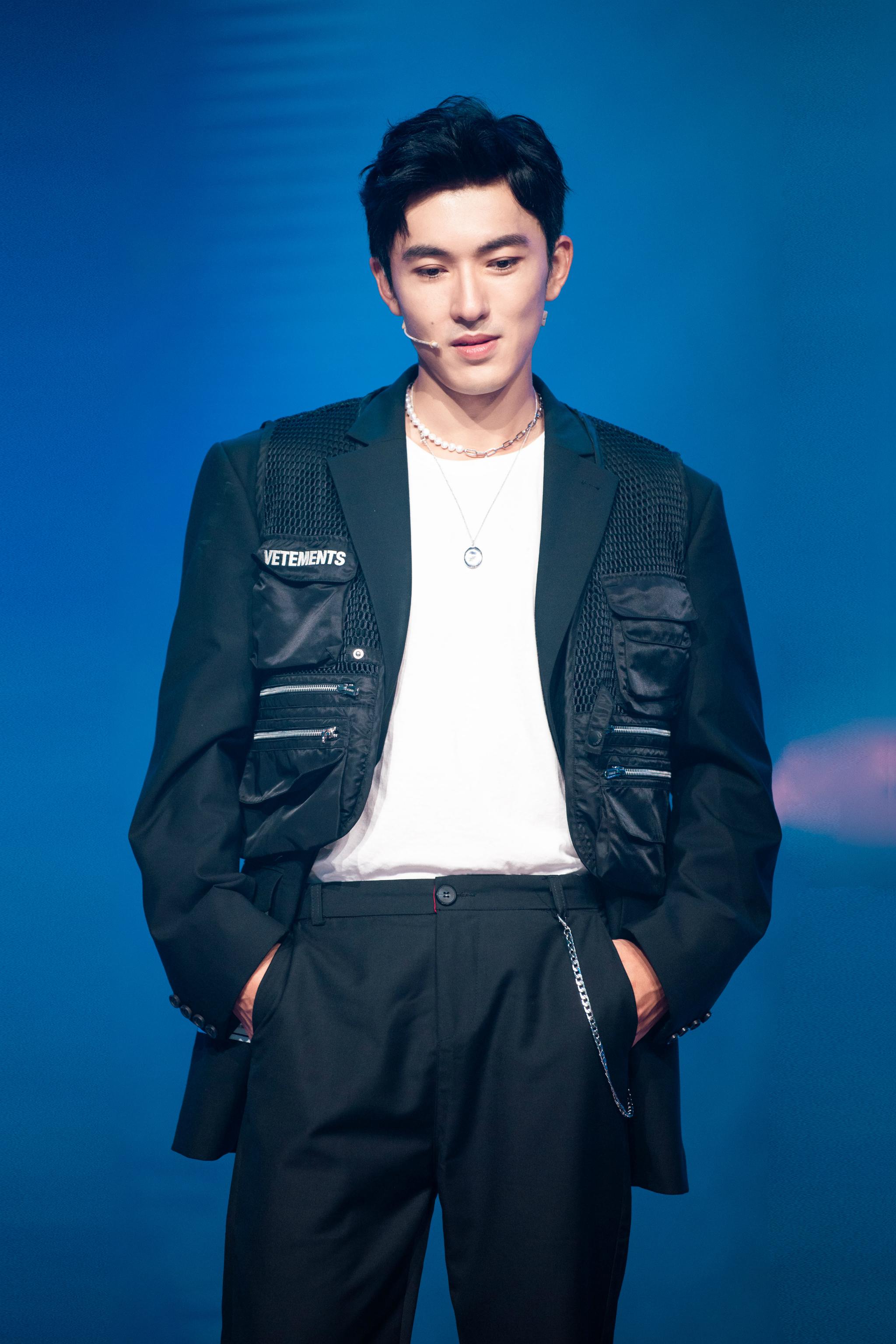 邬立朋出席重启主创见面会 直言朱一龙太难恨__财经头条