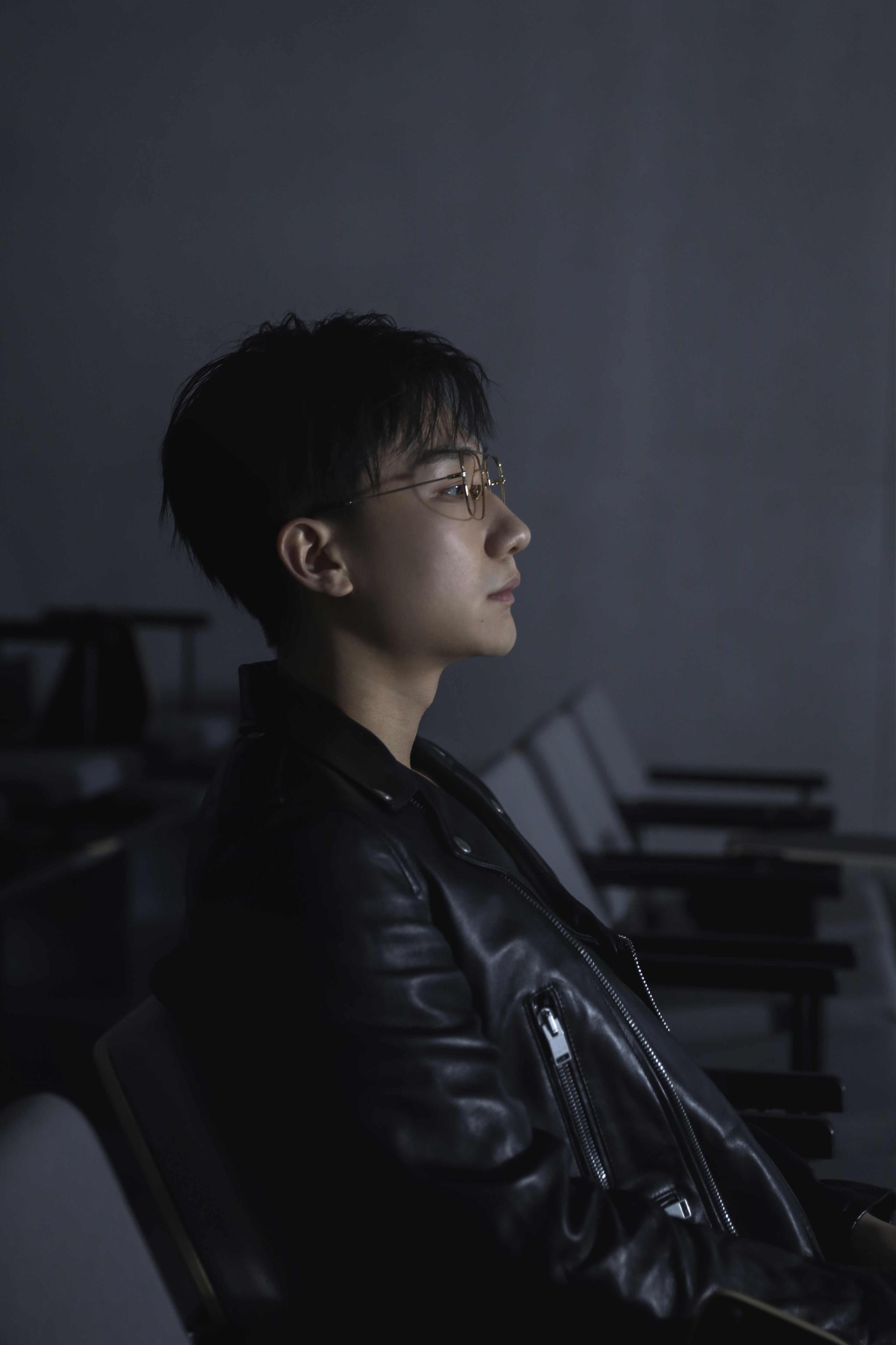 吴昊宸最新写真曝光暗黑画风反差感十足