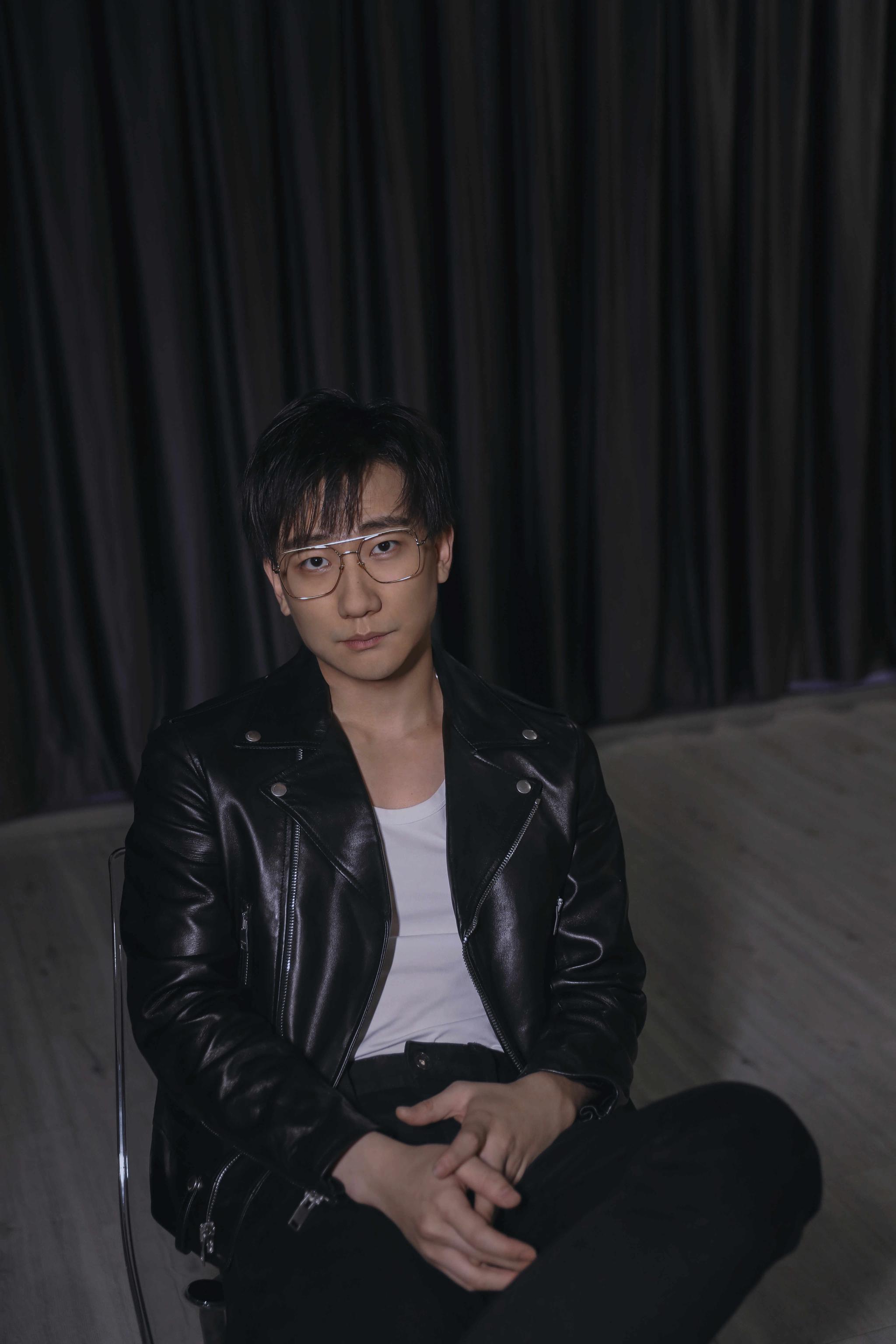 吴昊宸最新写真曝光暗黑画风反差感十足