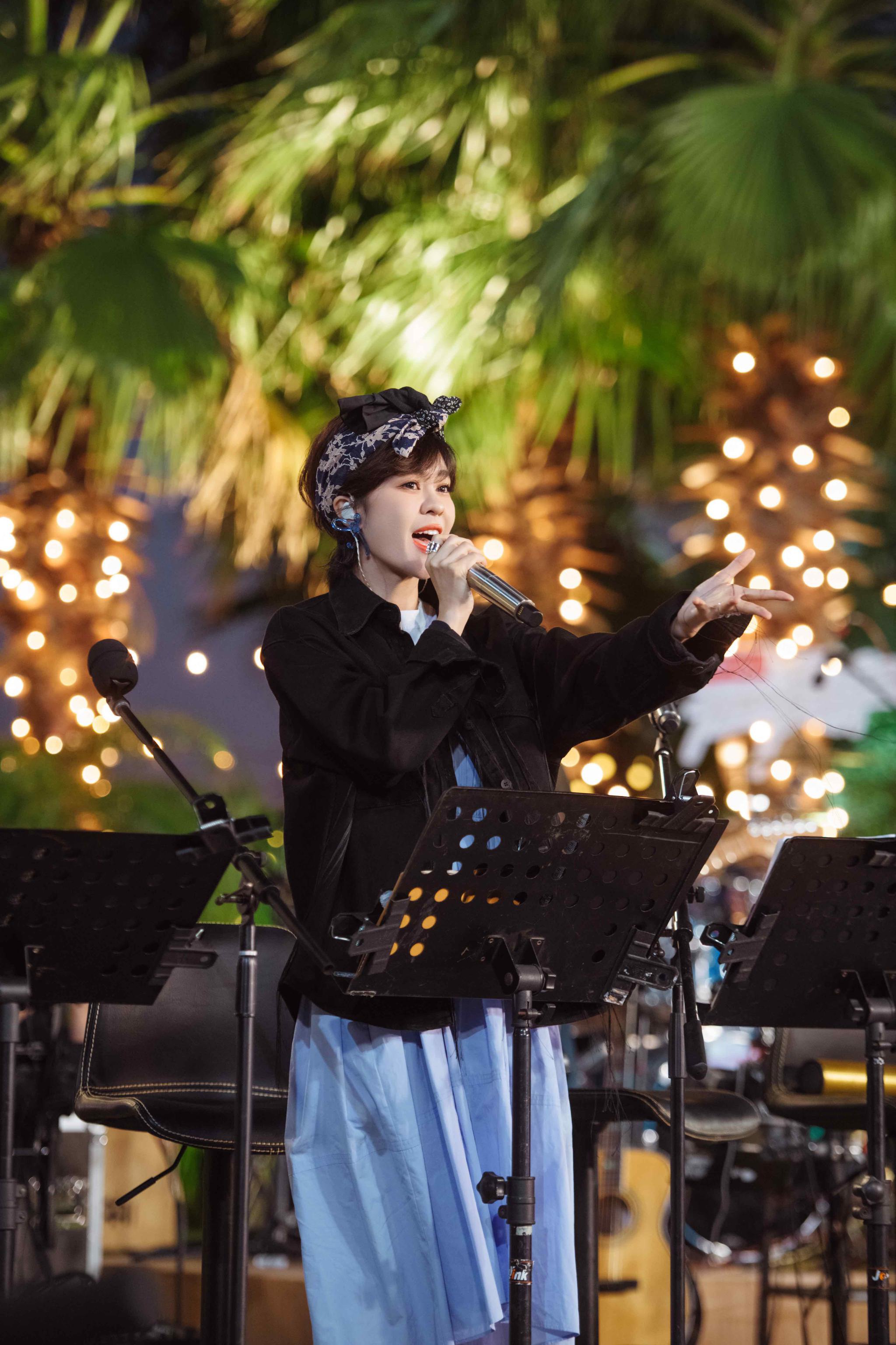 姐姐团综泉州站路演 郁可唯《小摩托》唱海边人文图景