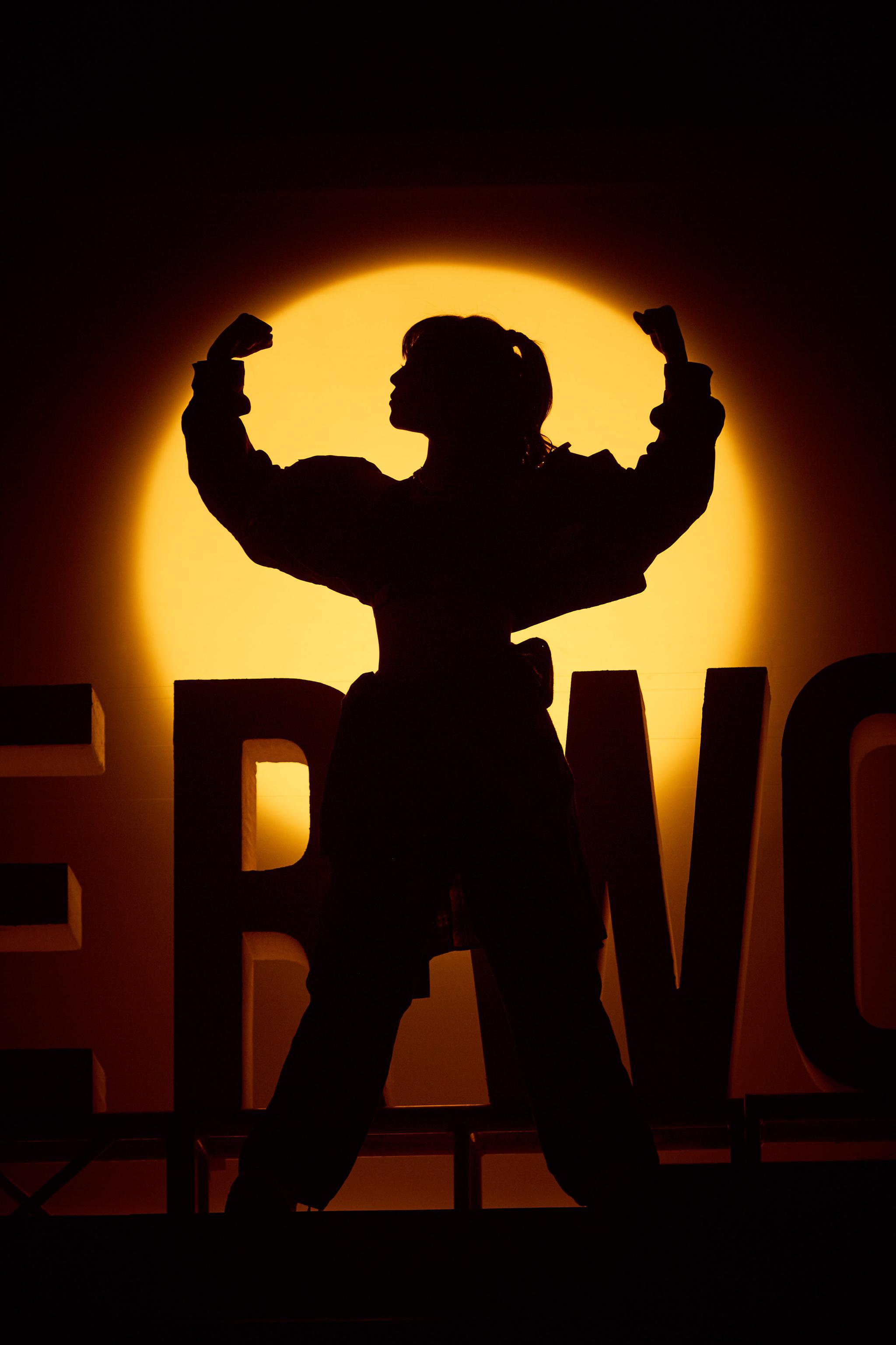 华承妍单曲《superwoman》mv上线:希望这支mv带来快乐