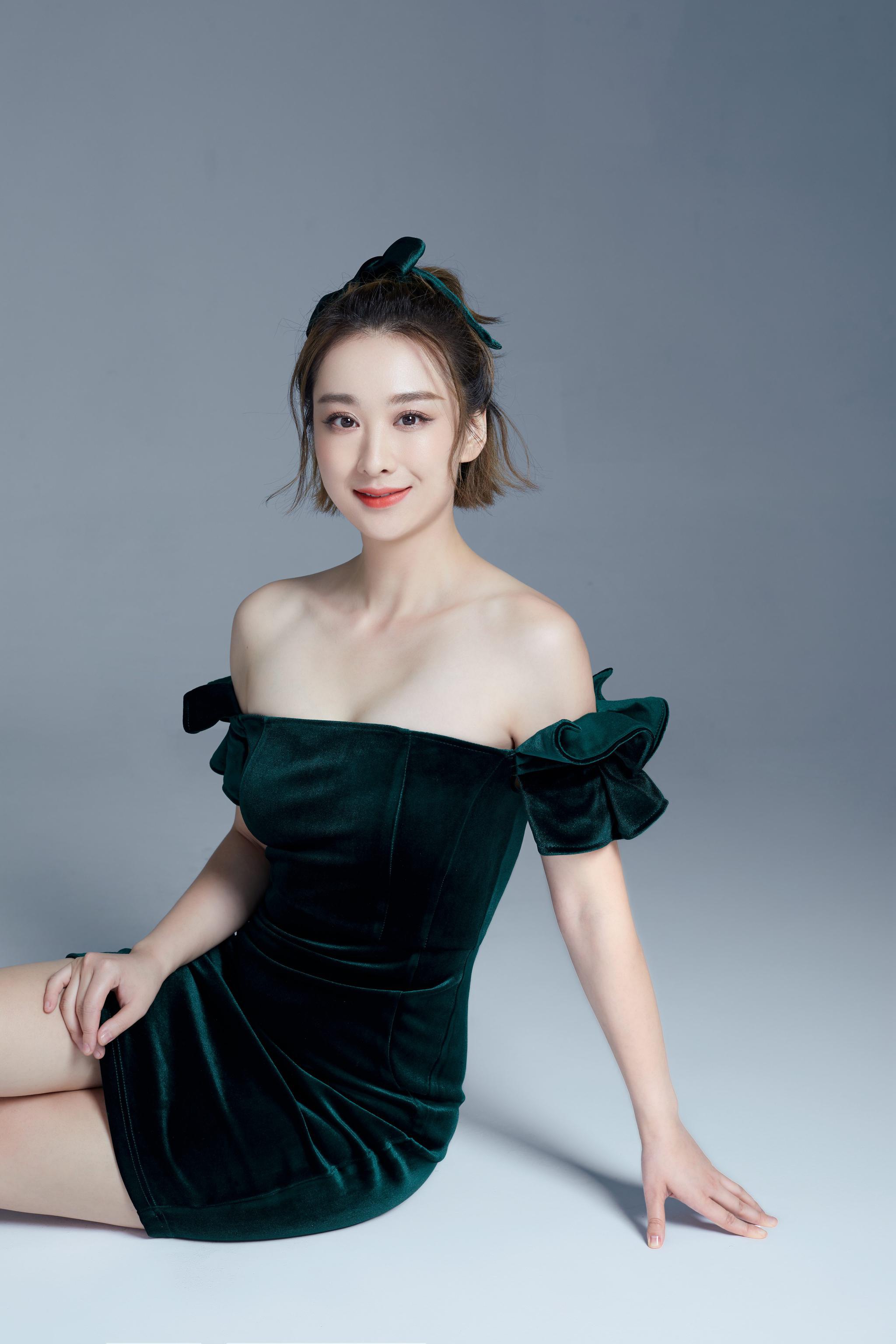 穆婷婷化身圣诞森系女神香肩微露显优雅风韵