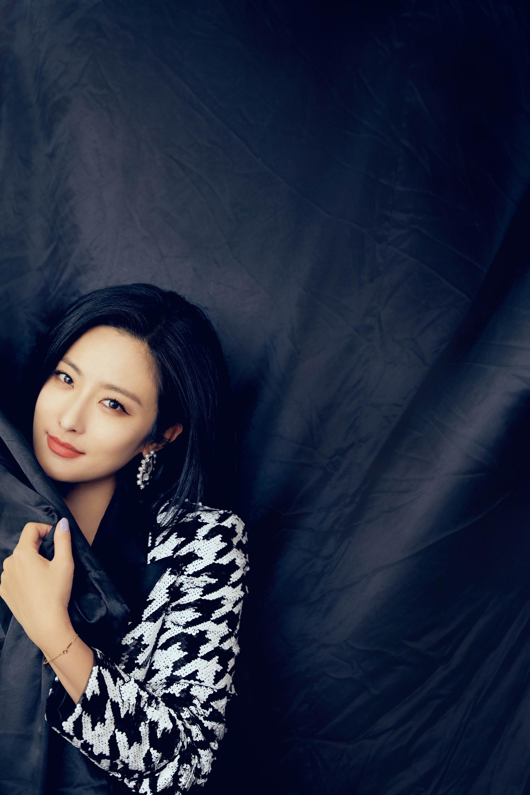 徐百慧飒爽西装尽显御姐范 时尚自信魅力十足