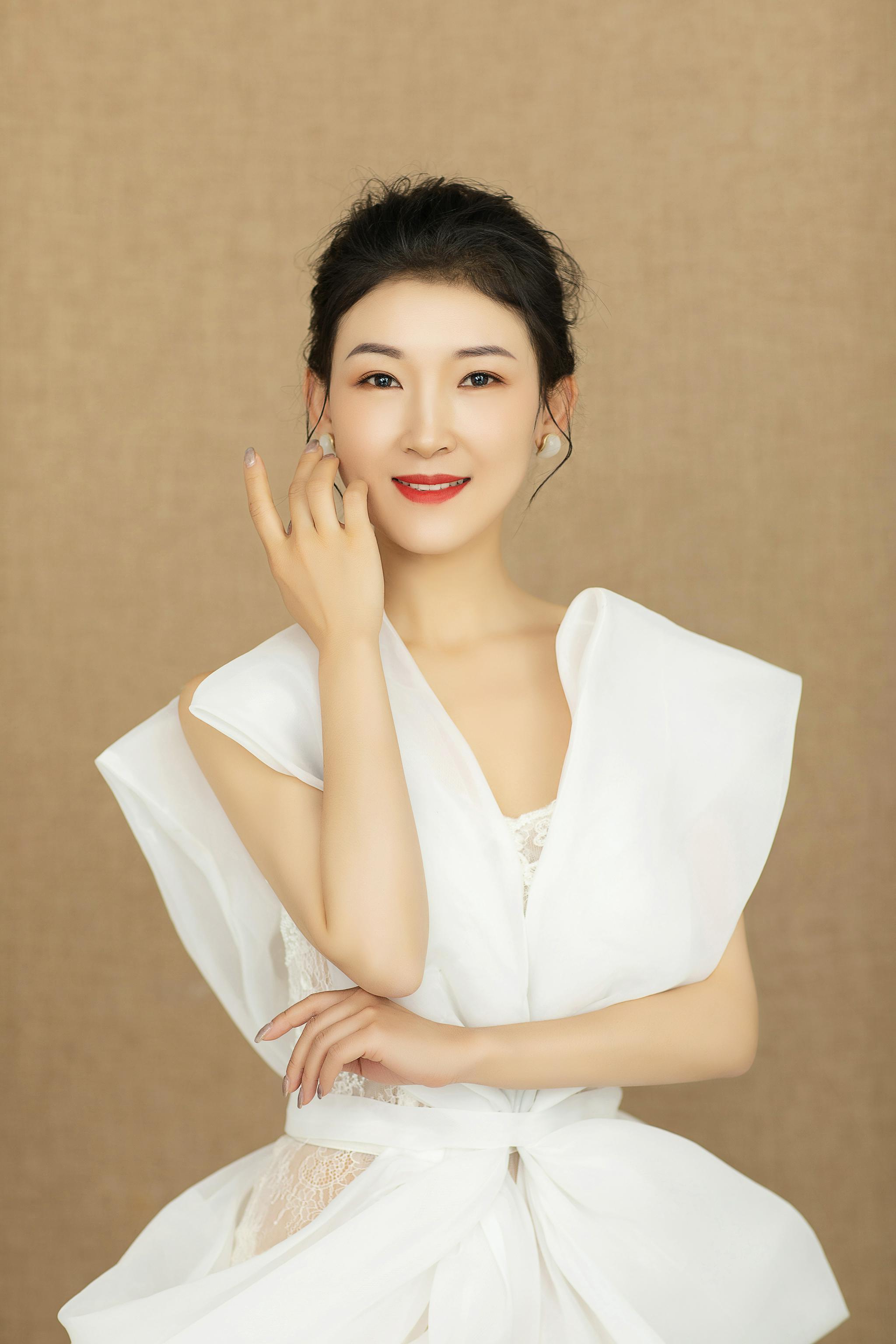 青年歌手李爱的《梦回神池》优美的音质又给人类似的感觉……梦回故里