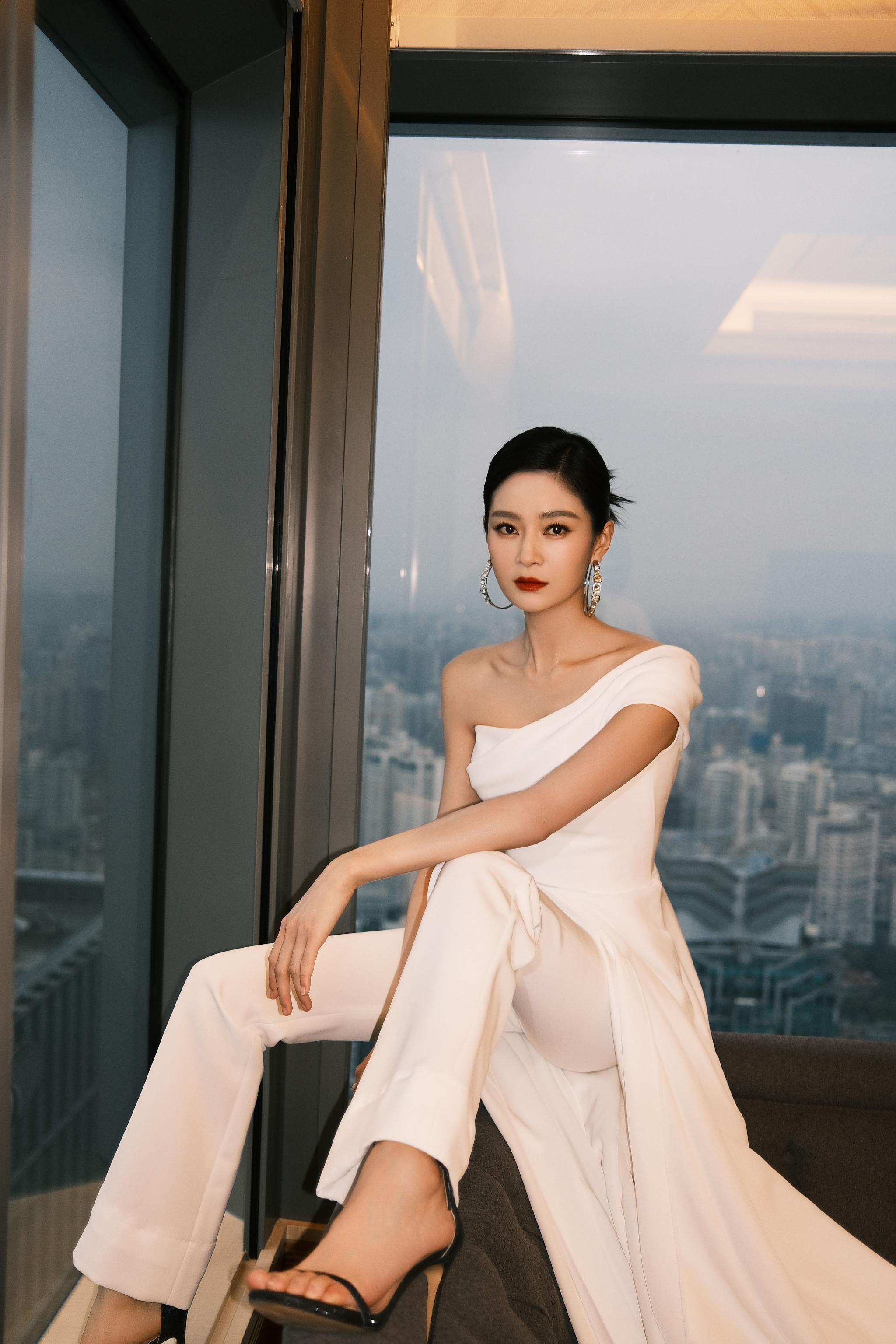 王媛可出席凤凰网美食盛典 白色裙裤酷飒十足|王媛可|裙裤|美食_新浪