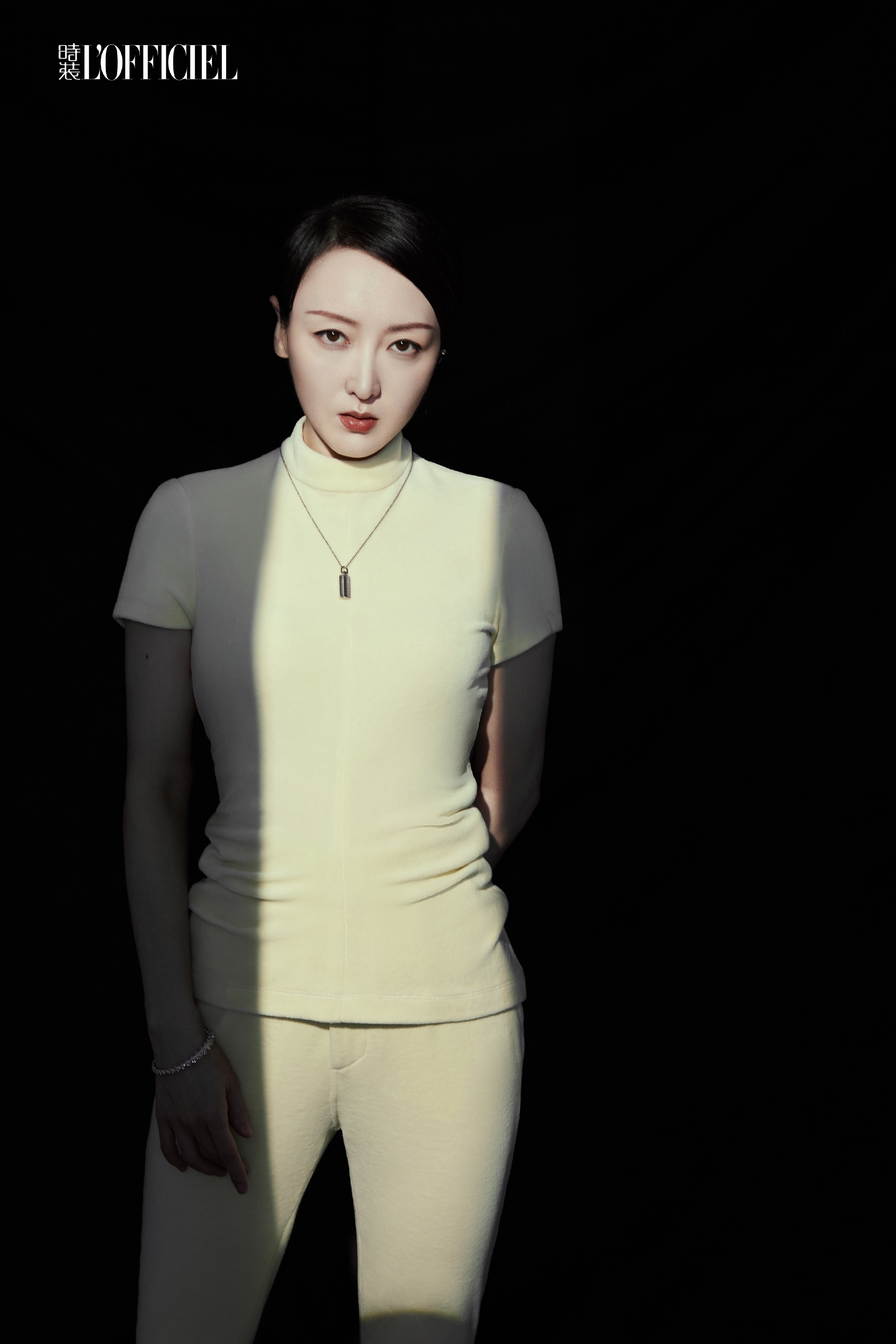 何雨晴新年《时装》大片曝光 优雅从容尽显女性力量|时装|何雨晴|女性