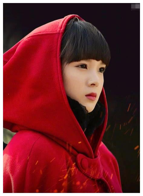 就是岳绮罗,里面的装扮非常萝莉,尤其是这个红色的斗篷,更是成为了