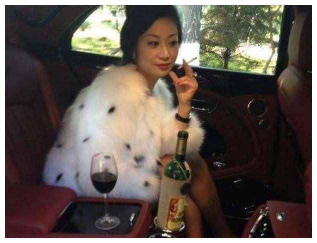 富婆招男司机,座驾劳斯莱斯随便开,却因要求过分招不到人