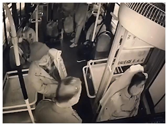 气愤！68岁老人嫌公交开得慢，抡起买菜车砸晕司机休闲区蓝鸢梦想 - Www.slyday.coM