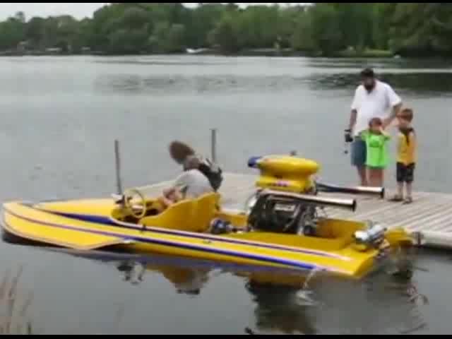 橡皮艇加个发动机，秒变摩托艇