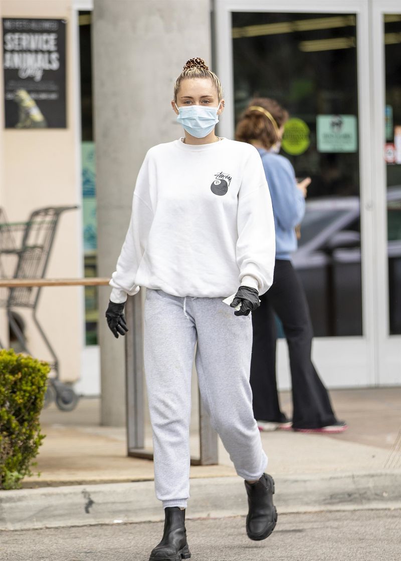 麦莉·赛勒斯街拍:stussy卫衣豹纹发圈简约减龄_高清图集_新浪网