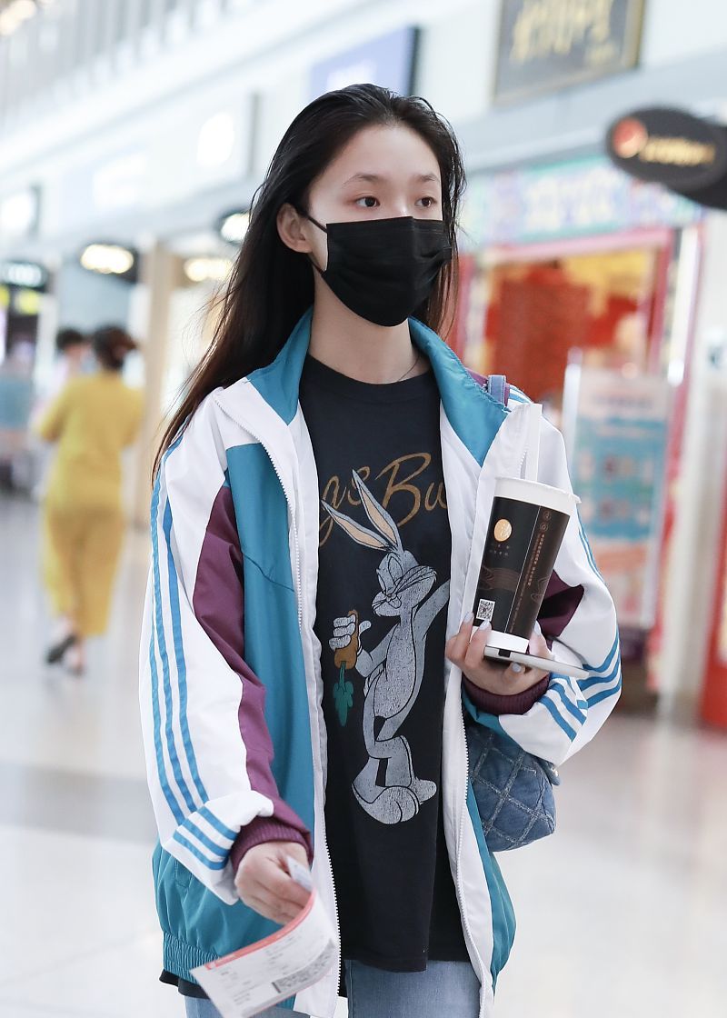 林允街拍:拼色卫衣牛仔铅笔裤 chanel菱格包经典百搭