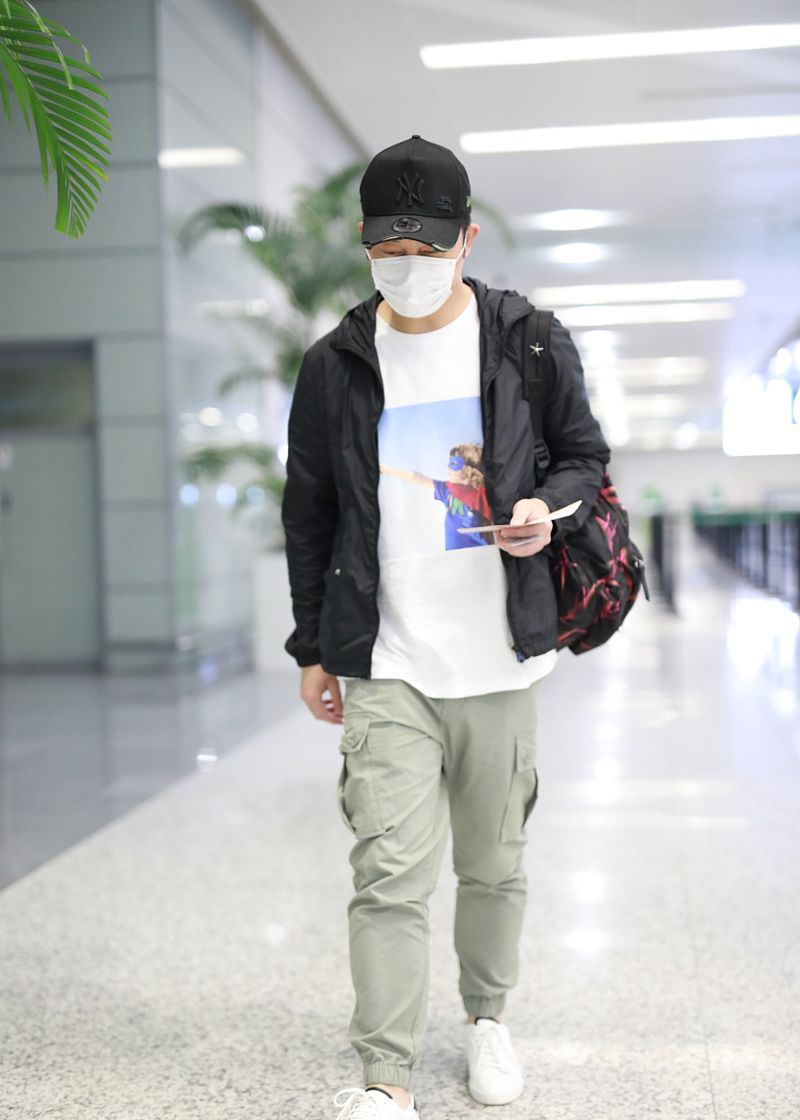 沙溢街拍:连帽夹克鼠尾草绿工装裤 小白鞋帅气潮男