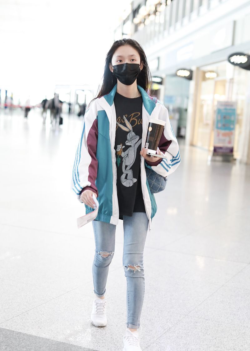 林允街拍:拼色卫衣牛仔铅笔裤 chanel菱格包经典百搭