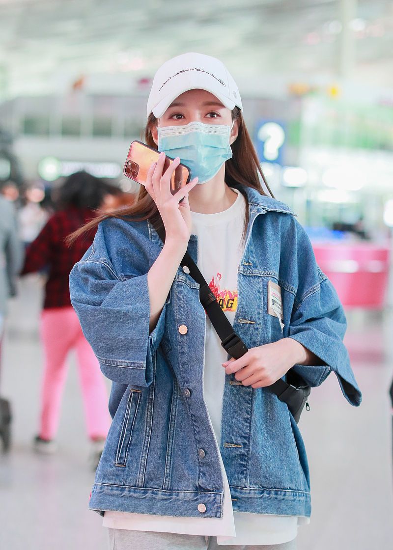 1 / 6 2020年5月17日,北京,沈梦辰机场街拍.