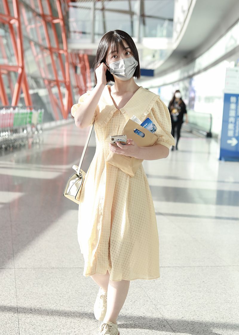 邓恩熙街拍:娃娃领格纹长裙gucci老爹鞋 俏皮清新