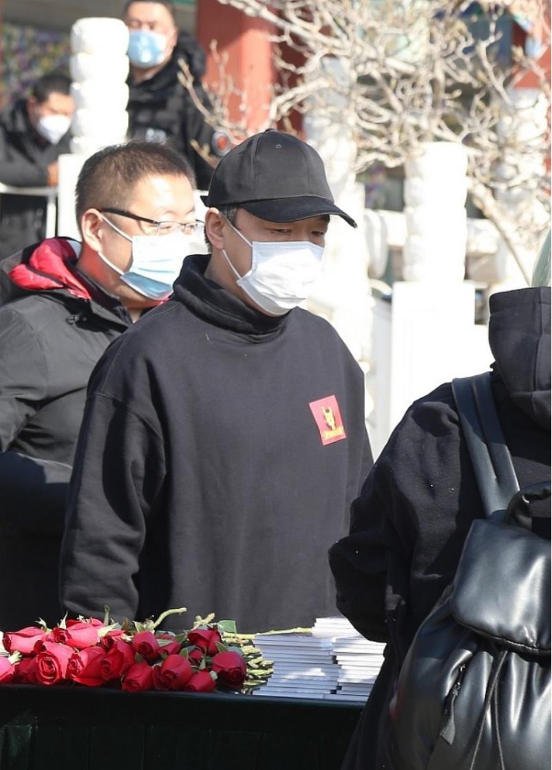 赵英俊追悼会柳岩眼睛哭肿了黄渤脸也更憔悴薛之谦也没精神