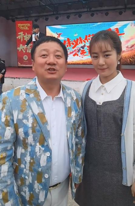 谢广坤戴假发变年轻站王小蒙身边似小伙网友像夫妻