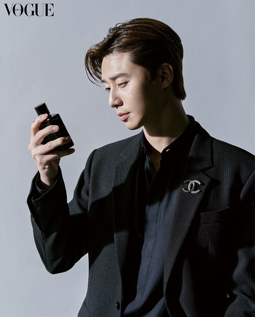 韩国艺人朴叙俊最新杂志写真曝光笑眼迷人