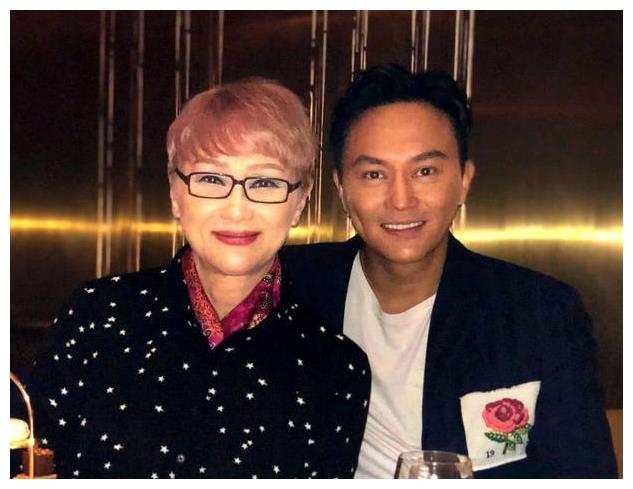 张智霖与舅舅曹查理合影,从前是一代港片天王,张妈妈是混血儿