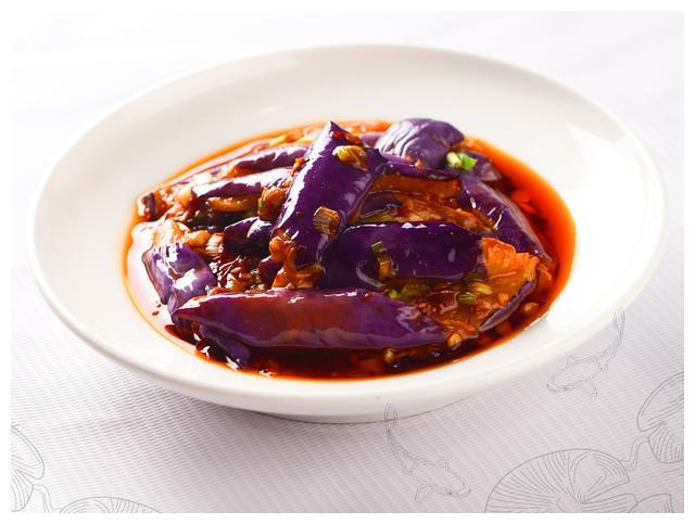 这个泡椒鱼香茄子,入口软嫩是道不错的家常美味