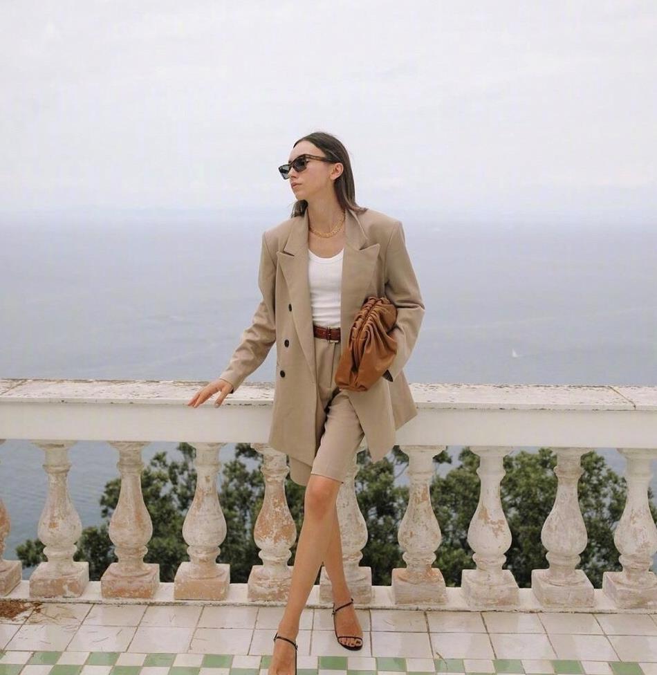 薇娅才是最时髦的主播穿一身黑走机场烂裤子太抢眼