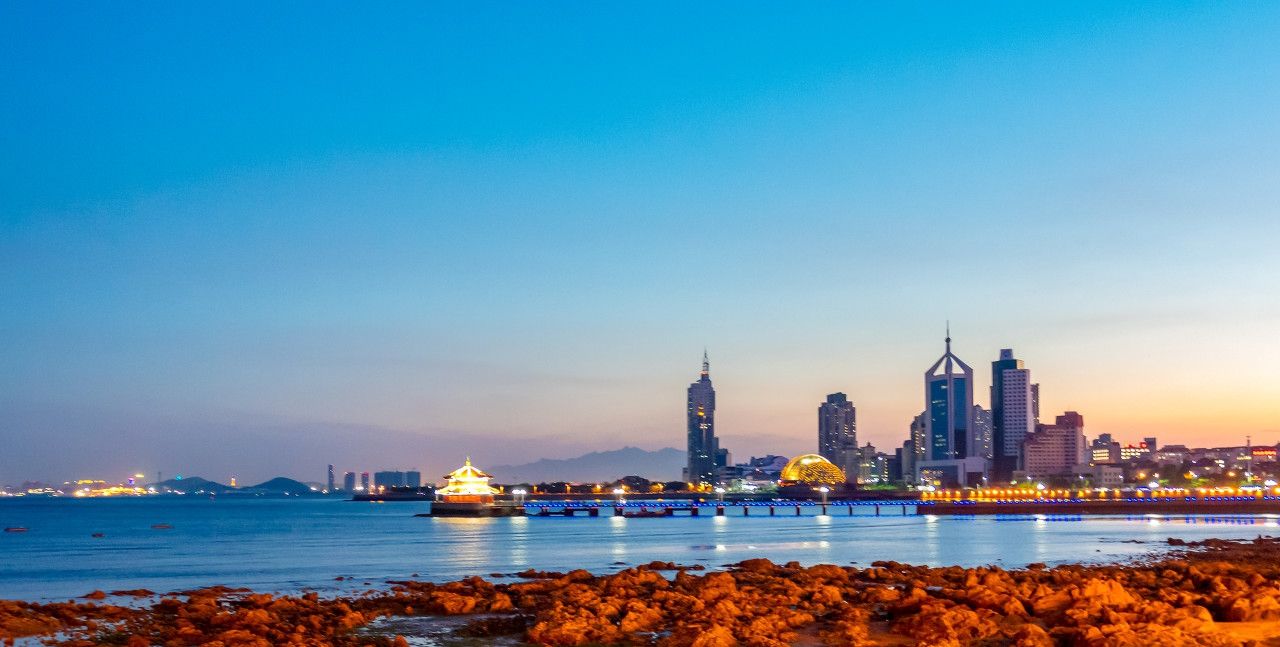 青岛第一海水浴场位于汇泉湾畔,拥有长580米,宽40余米的沙滩