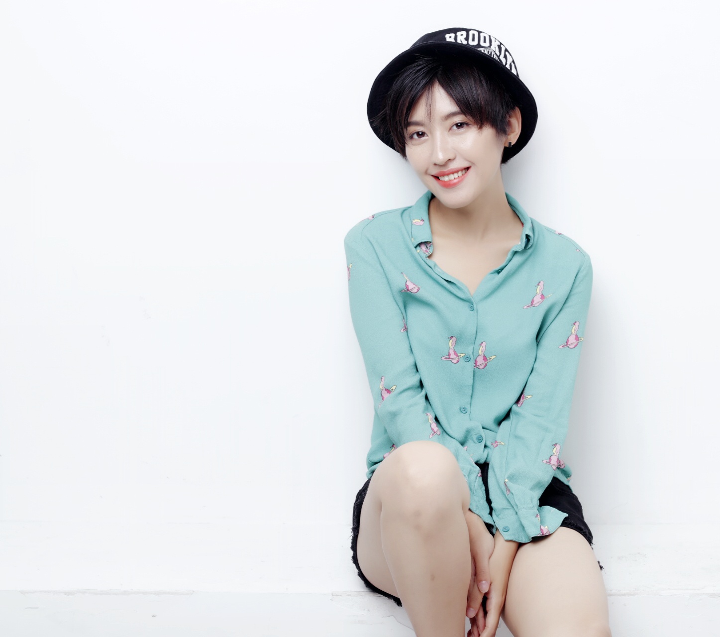 裘恩典:短发酷飒十足 长发美艳动人