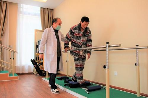 偏瘫患者怎么做好康复锻炼之站立行走训练|患者|行走|康复_新浪新闻