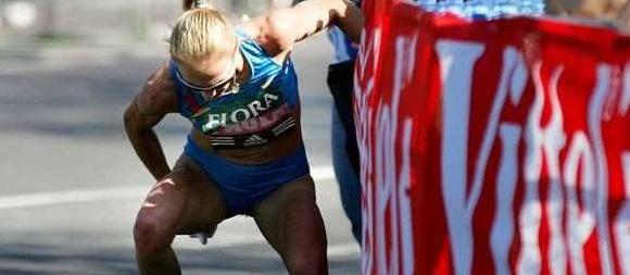 马拉松比赛中要上厕所怎么办?看了这几张图你就明白,让人心酸!|马拉松