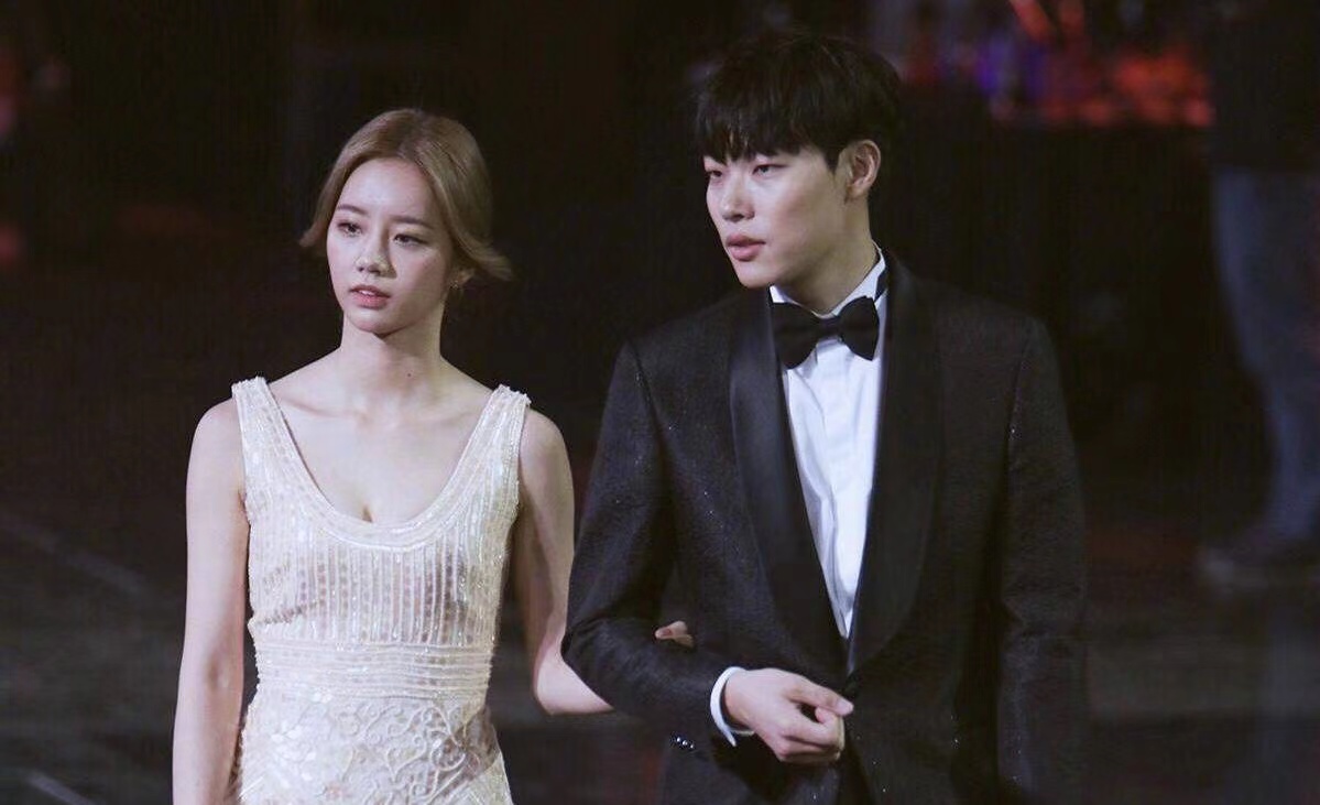 李惠利柳俊烈约会照曝光甜蜜对视低调用餐狗善又撒糖