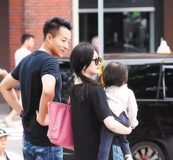 汪小菲母亲回应“孩子抚养权”、“是否随大S去<a href=