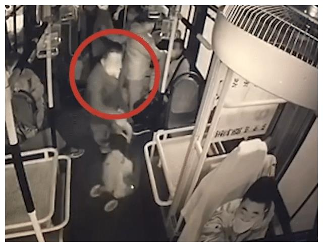 气愤！68岁老人嫌公交开得慢，抡起买菜车砸晕司机休闲区蓝鸢梦想 - Www.slyday.coM