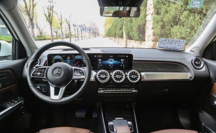 空间不小动力我有试驾全新奔驰glb200