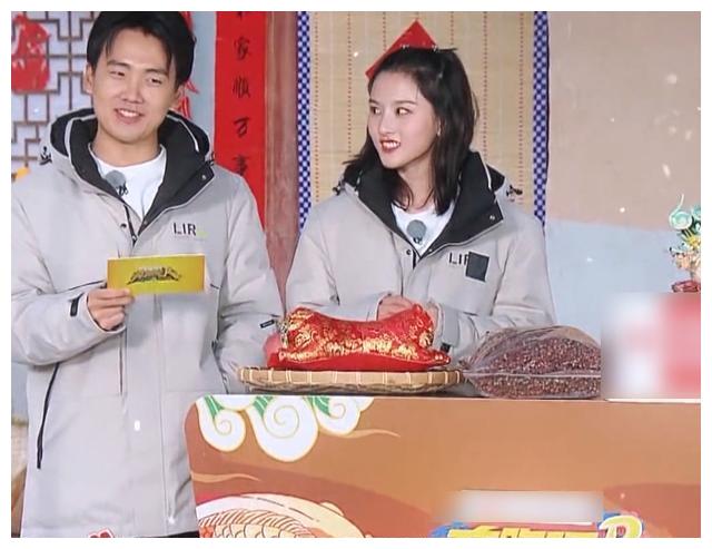 郭麒麟宋祖儿两人互动太甜四种方言宣传苹果这对cp我又磕到了