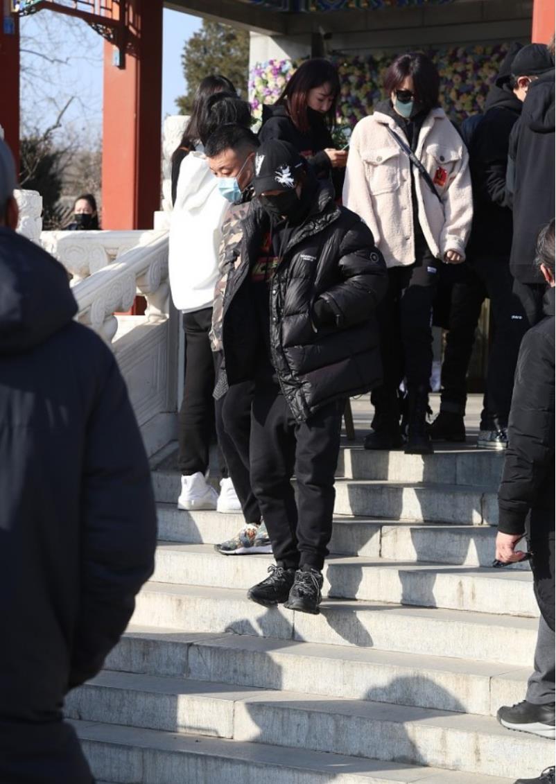 赵英俊追悼会:柳岩眼睛哭肿了,黄渤脸也更憔悴,薛之谦也没精神