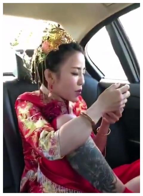 抖音“社会新娘”火了,看到她大腿东西后,网友:新郎不会幸福的休闲区蓝鸢梦想 - Www.slyday.coM 抖音“社会新娘”火了,看到她大腿东西后,网友:新郎不会幸福的休闲区蓝鸢梦想 - Www.slyday.coM