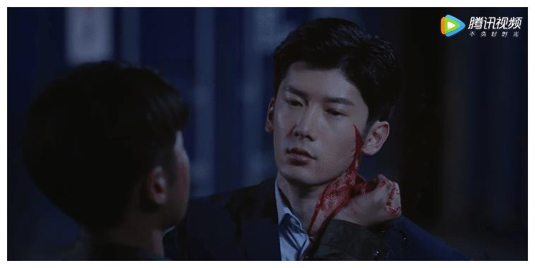 《暴风眼》:王骁在被审讯时,还给他的老板上了堂表演教学课