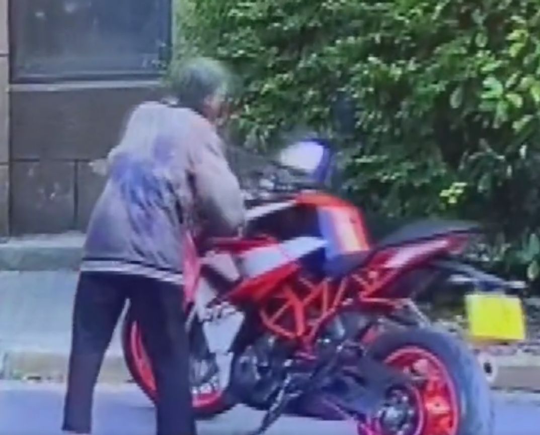 老人故意推倒摩托损失近万元，车主索赔，连警察都说：别抱希望休闲区蓝鸢梦想 - Www.slyday.coM