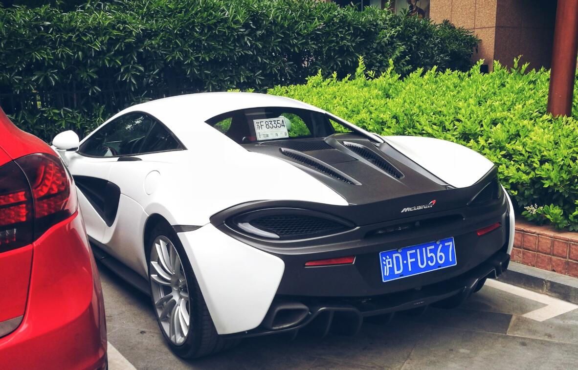 南通崇川区实拍沪d牌照迈凯伦跑车,车上还挂着苏f临牌!