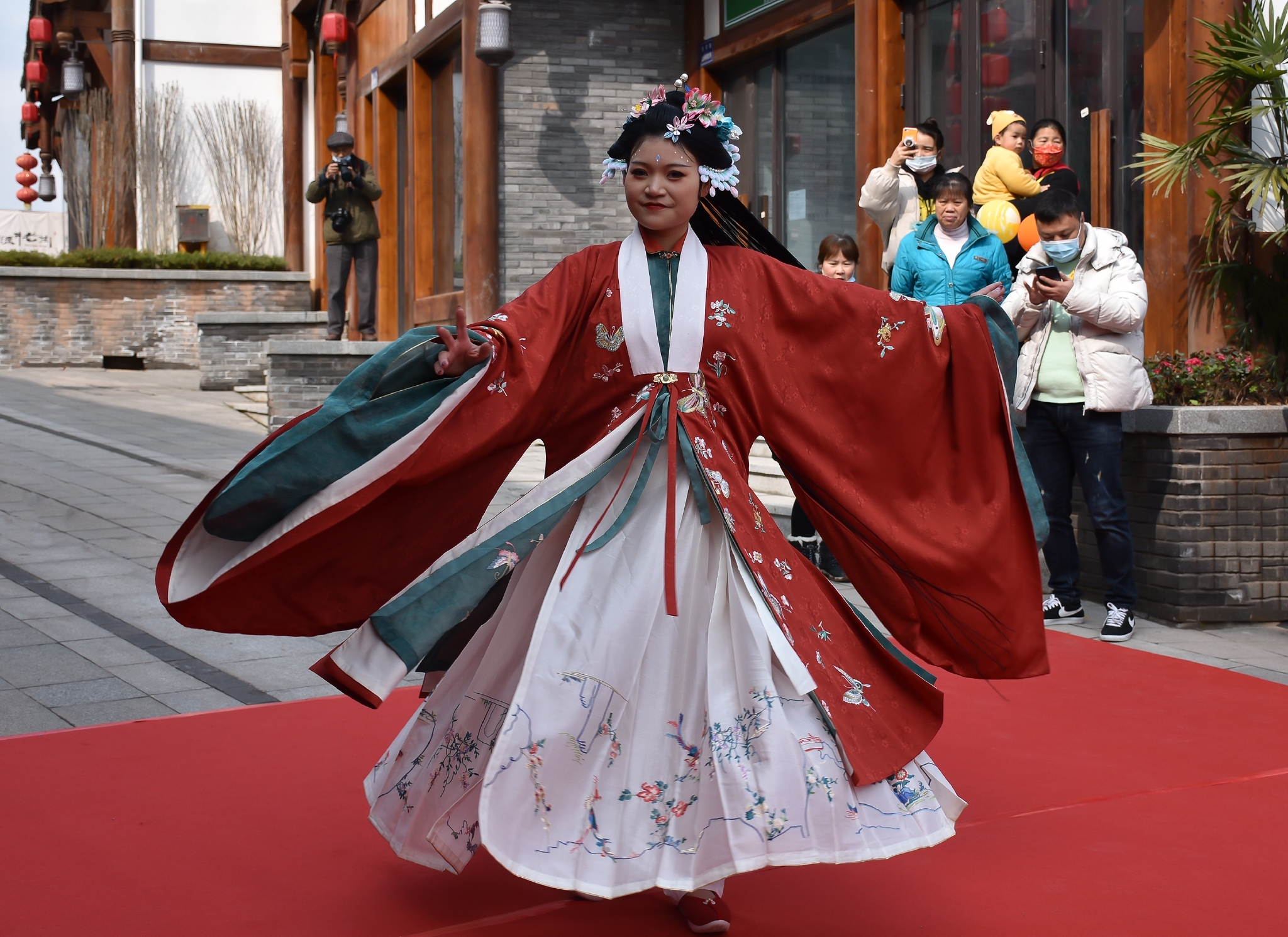 四川自贡传承汉服文化自流井老街汉服秀精彩上演