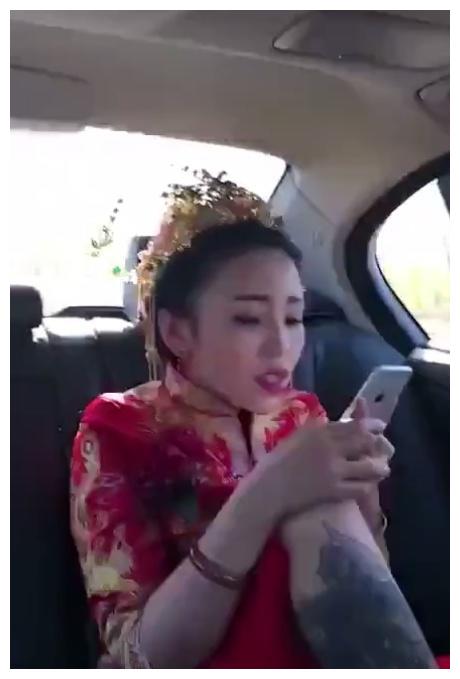 抖音“社会新娘”火了,看到她大腿东西后,网友:新郎不会幸福的休闲区蓝鸢梦想 - Www.slyday.coM 抖音“社会新娘”火了,看到她大腿东西后,网友:新郎不会幸福的休闲区蓝鸢梦想 - Www.slyday.coM