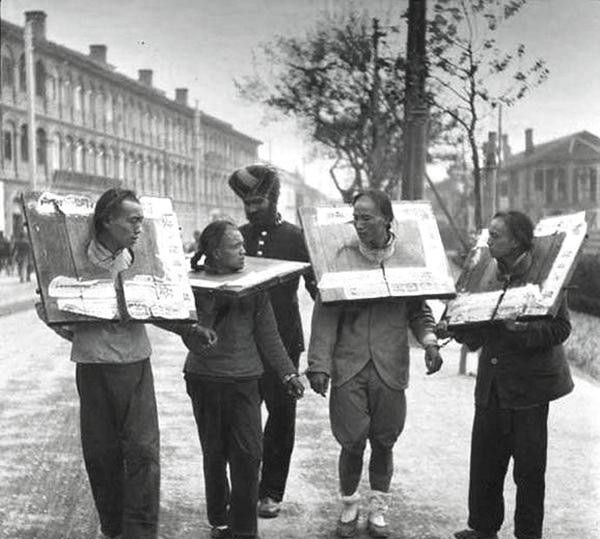 清朝晚期犯人的老照片:犯人被当街杀头,图8囚犯连畜生都不如