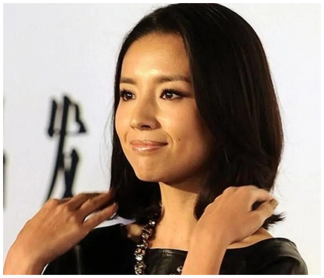 董洁的脸实在和年龄不相符,变化好大,嘴凸脸凹,像变个人|董洁_新浪