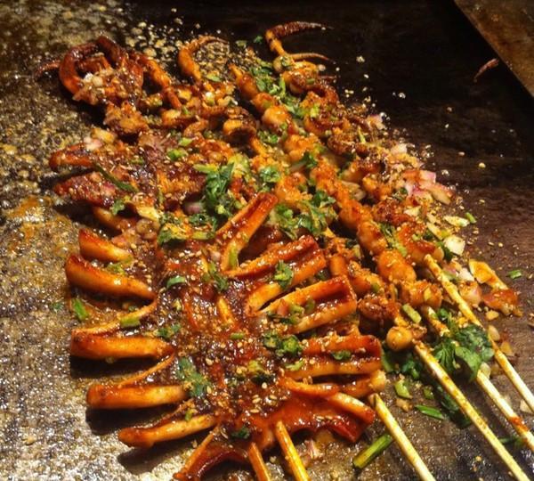 街头小吃铁板烤鱿鱼请不要这样做容易累得大汗淋漓