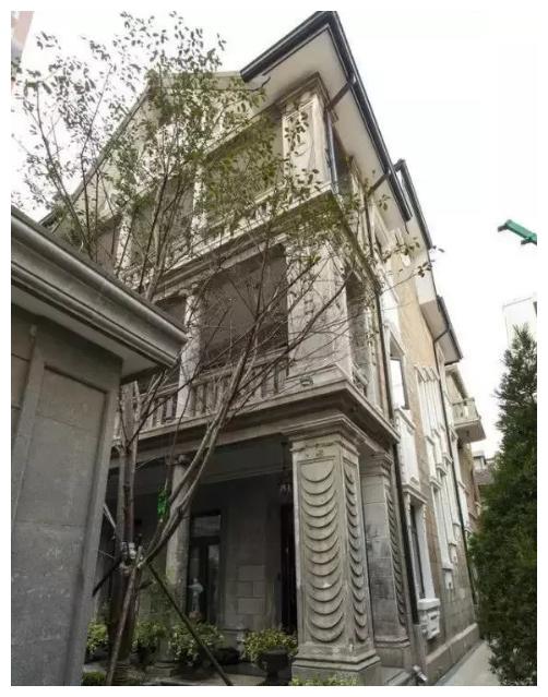 郭敬明的豪宅堪比皇宫,位于上海的一栋三层独立洋房,价值上亿,可看了