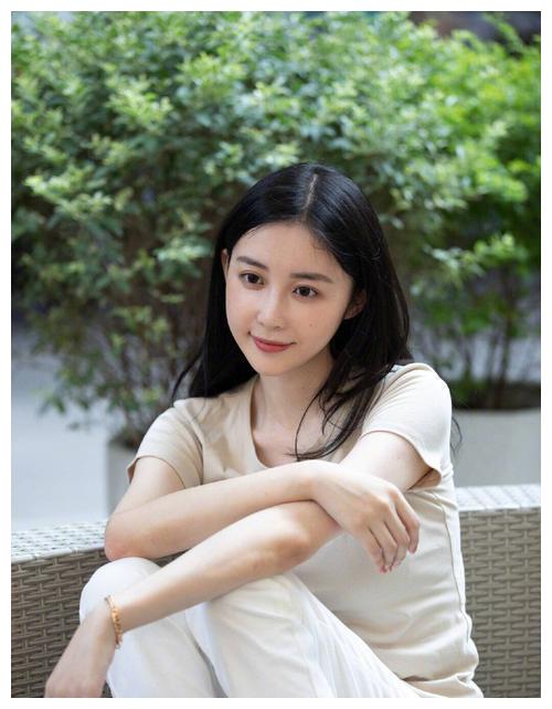 这是宣云在和潘玮柏结婚后首次在社交平台上晒出自己的写真照,从照片