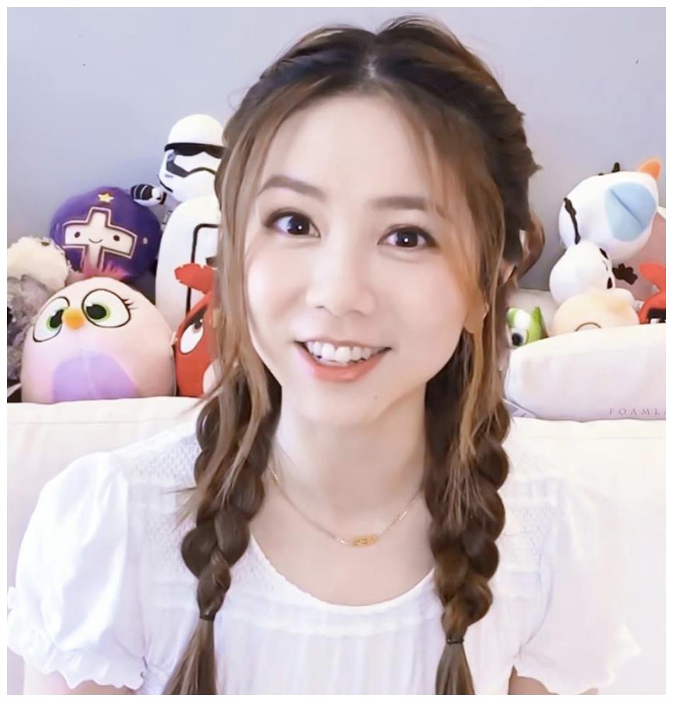 邓紫棋扎双麻花辫甜笑少女感足 身后娃娃堆抢镜