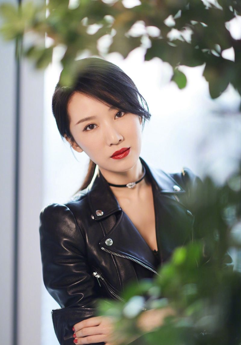 李念:豪门阔太太,黑色小皮衣竟显女人味,成熟中透露着幼稚!